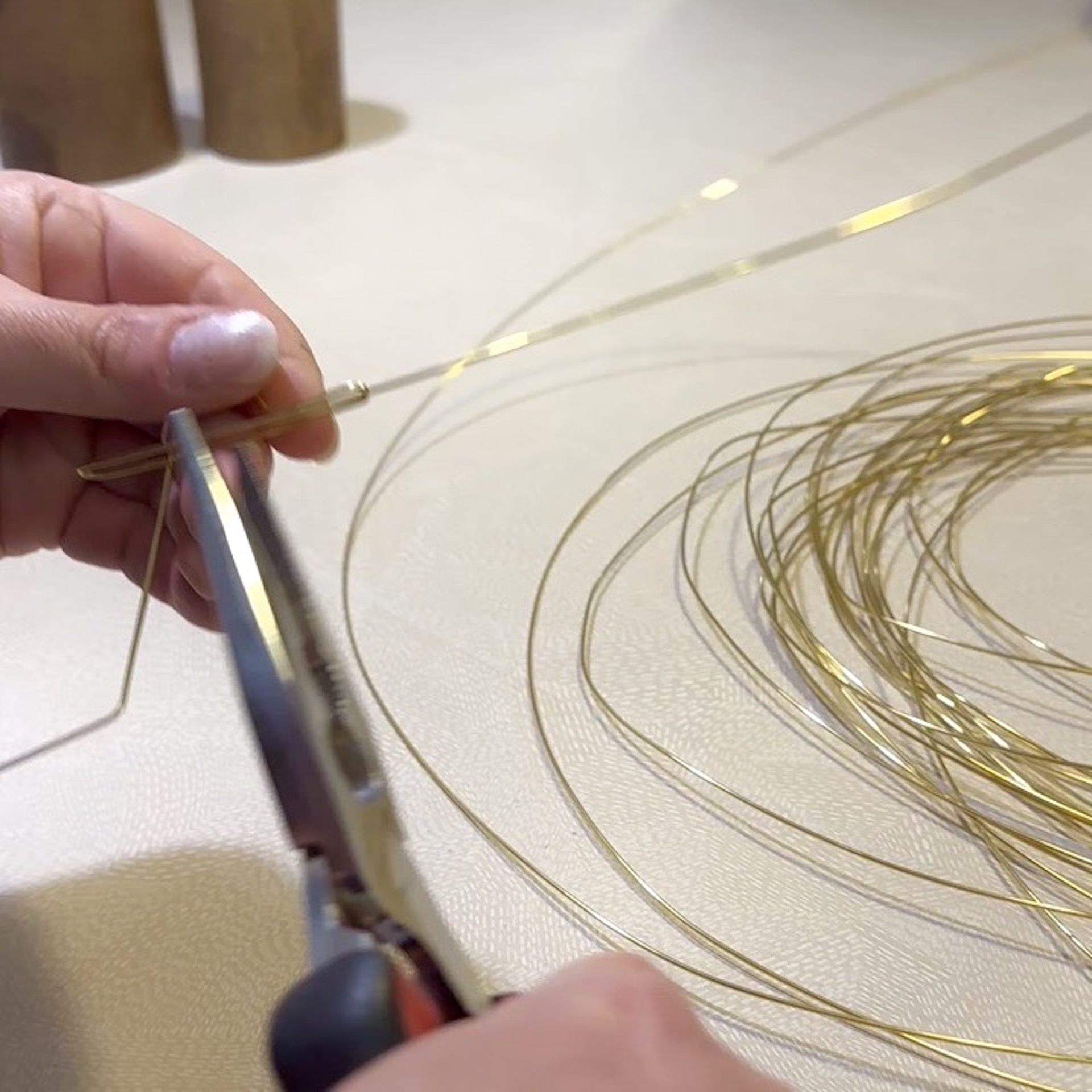 atelier bijoux de mur. Décoration en fil de fer